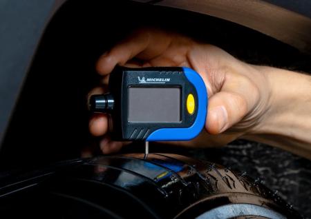 Цифровой манометр MICHELIN с функцией измерения остаточной глубины протектора № MN-4203